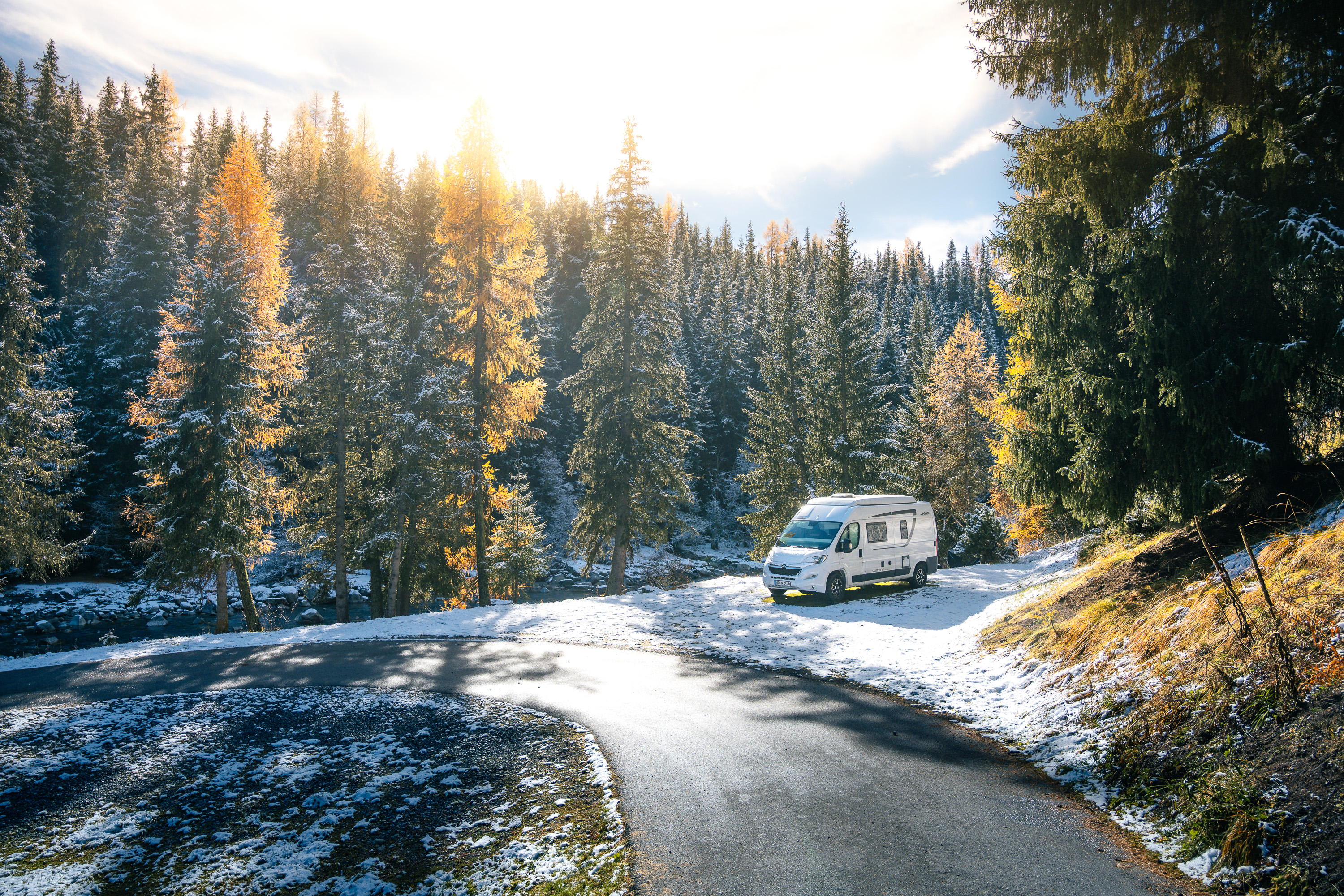 Camper Wohnmobil Schnee Herbst Wald Landschaft Natur Sonne