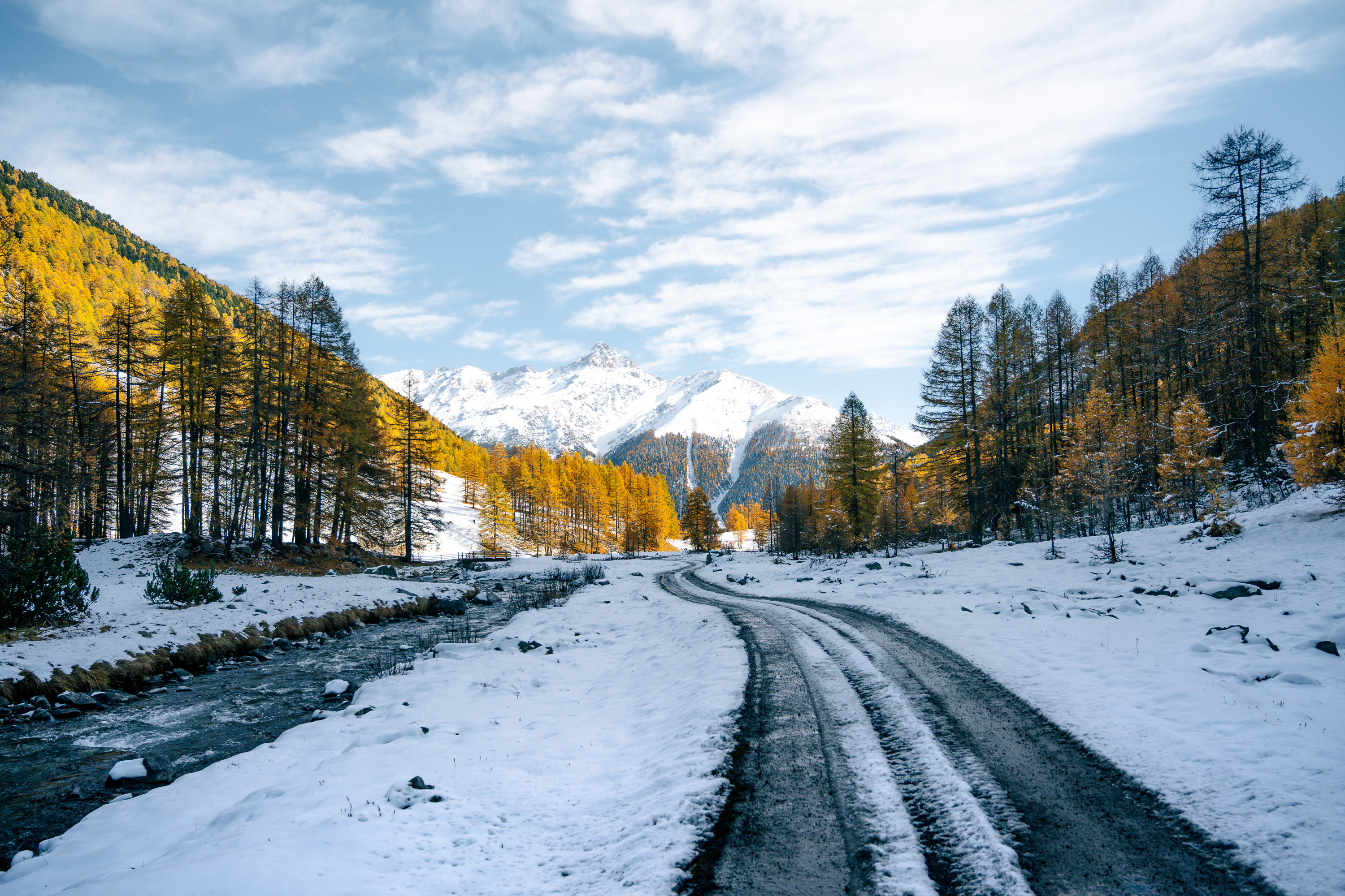 Landschaft Berge Herbst Fluss Wanderweg Wald